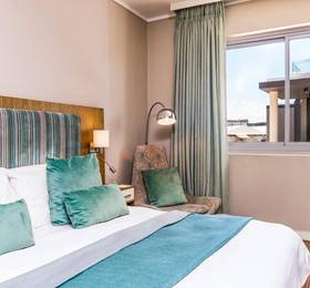 Harbour Bridge Hotel & Suites  в Кейптауне