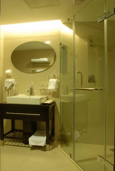 Qingdao Housing International Hotel  4*