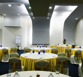 Zip by Spree Hotel at Woodrose Club  в Бангалоре