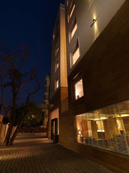Peppermint West  4*