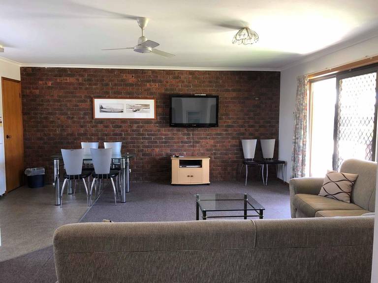 Lakes Jakaranda Holiday Units 