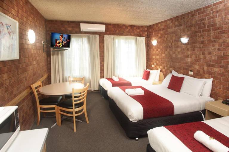 Courtyard Motor Inn
