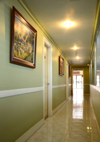 Royale House Travel Inn and Suites  2*