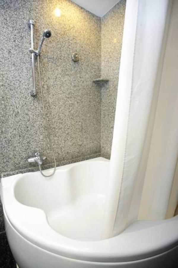 Majestic Suites Hotel