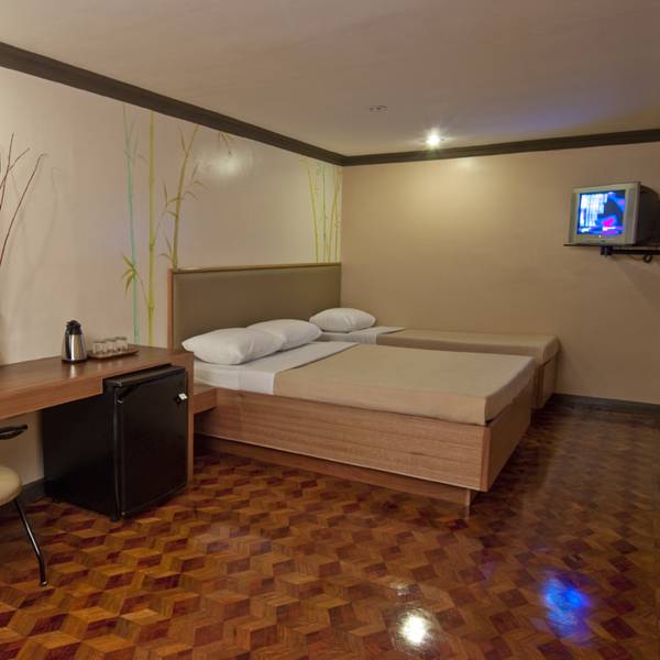 Pinoy Pamilya Hotel  3*