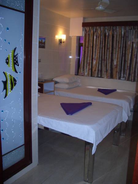 Golden Maple Leaf Guest House  1*