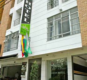 White House Laureles Hotel  в Медельин