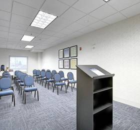 Holiday Inn Express Airport Calgary  в Калгари