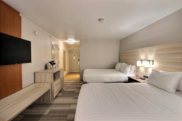 Holiday Inn Express Hotel & Suites Milwaukee Airport 