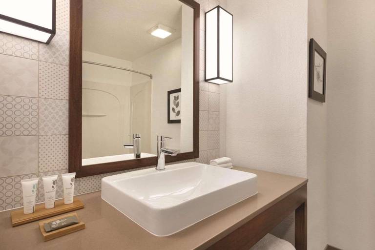 Holiday Inn Express Hotel & Suites Tampa Stadium-Airport 