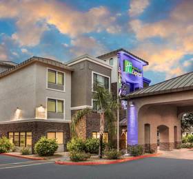 Holiday Inn Express and Suites Phoenix Tempe - University  в Темпе