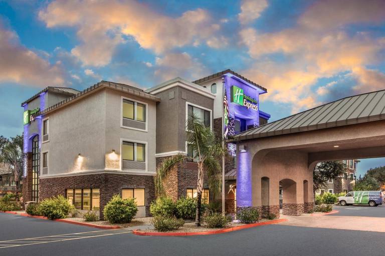 Holiday Inn Express and Suites Phoenix Tempe - University 