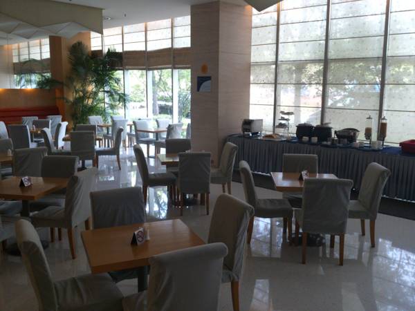 Holiday Inn Express Meilong Shanghai 3*