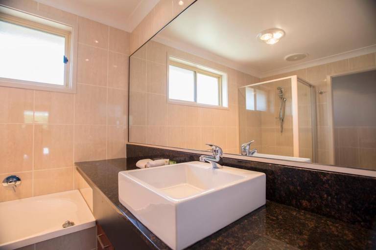 Best Western Plus All Settlers Motor Inn