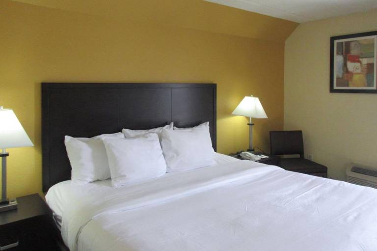 Days Inn & Suites Cincinnati 