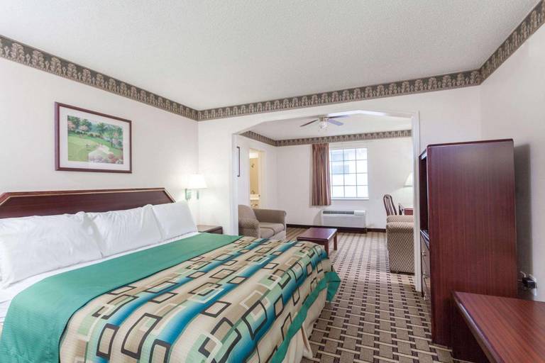 Days Inn and Suites Huntsville 