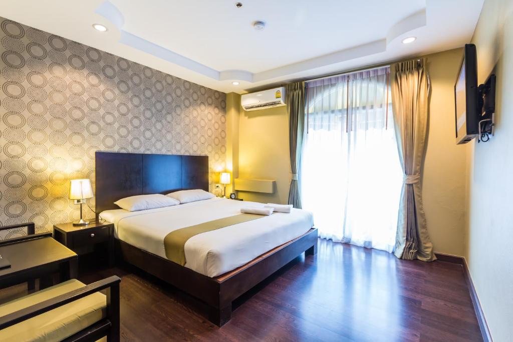 Hotel zing pattaya. Номер Делюкс плюс. Отель зинг номера с балконом фото Паттайя. Sauna Zing Pattaya. Аренда комнаты в Паттайе.