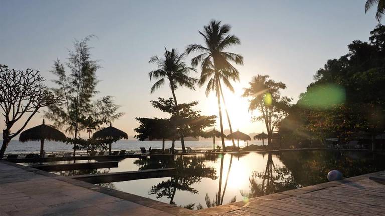 Thanya Beach Resort 