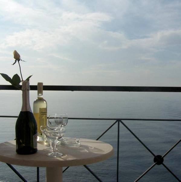 Queens Leriotis Hotel 2*