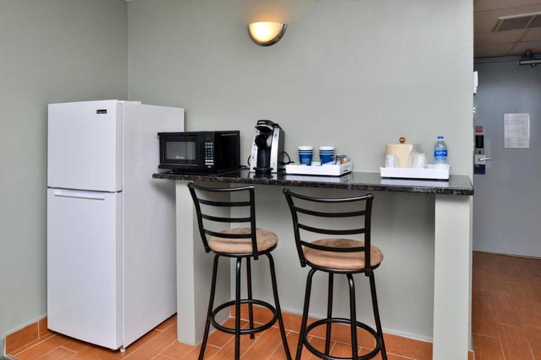 Surfside Oceanfront Inn & Suites 