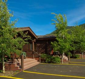 Elk Country Inn  в Йеллоустоне