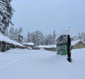 Pinewood Inn  в озере Тахое