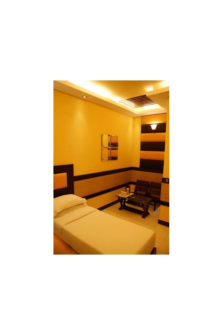 Raja Hotel 