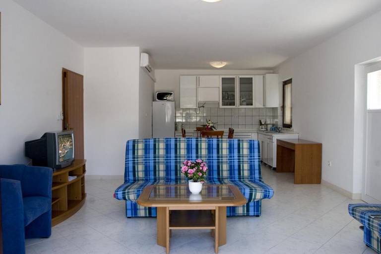 Apartments Pucisca 