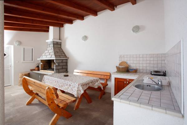 Apartments Tisno  4*