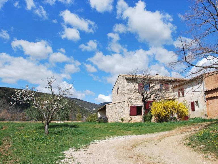 Holiday Home Le Puits Du Geai St Saturnin d'Apt 