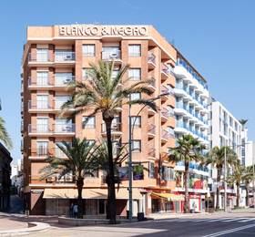 Apartamentos Blanco y Negro в Льорет-де-Маре