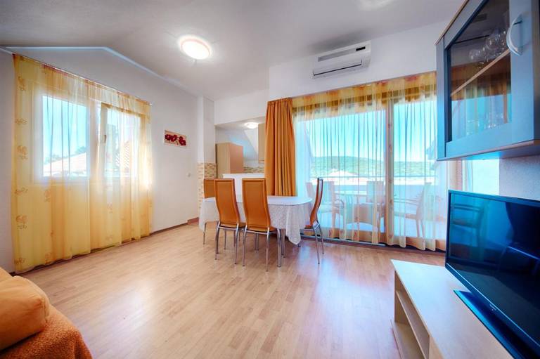 Apartments and Rooms Dis 