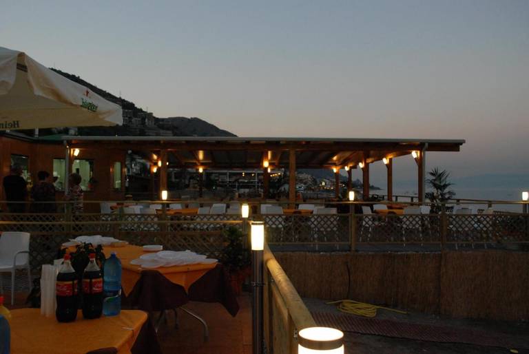 Maniel Beach Hotel 