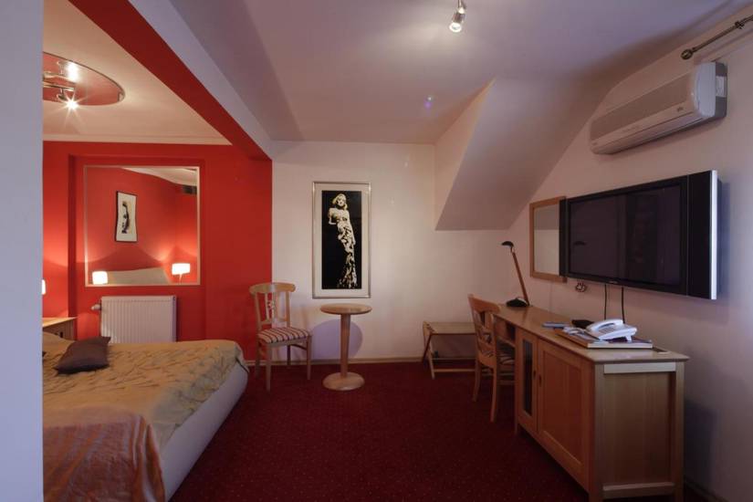 Hotel Millennium  3* Хорватия, Осиек