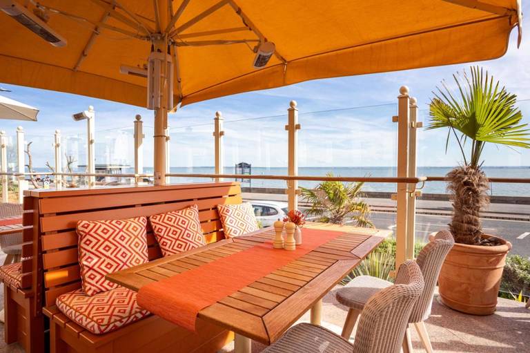 Roslin Beach Hotel 
