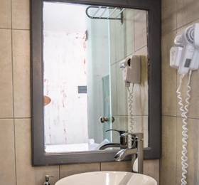 White House Hotel  в Камари
