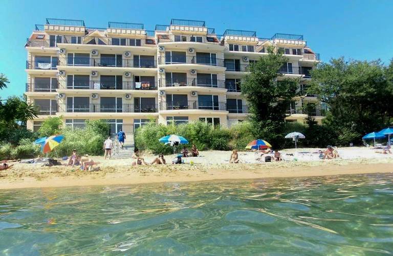 Akra Apartments 