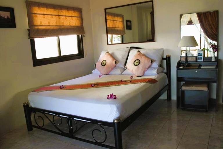 The Waterfront Boutique Hotel & Cafe 