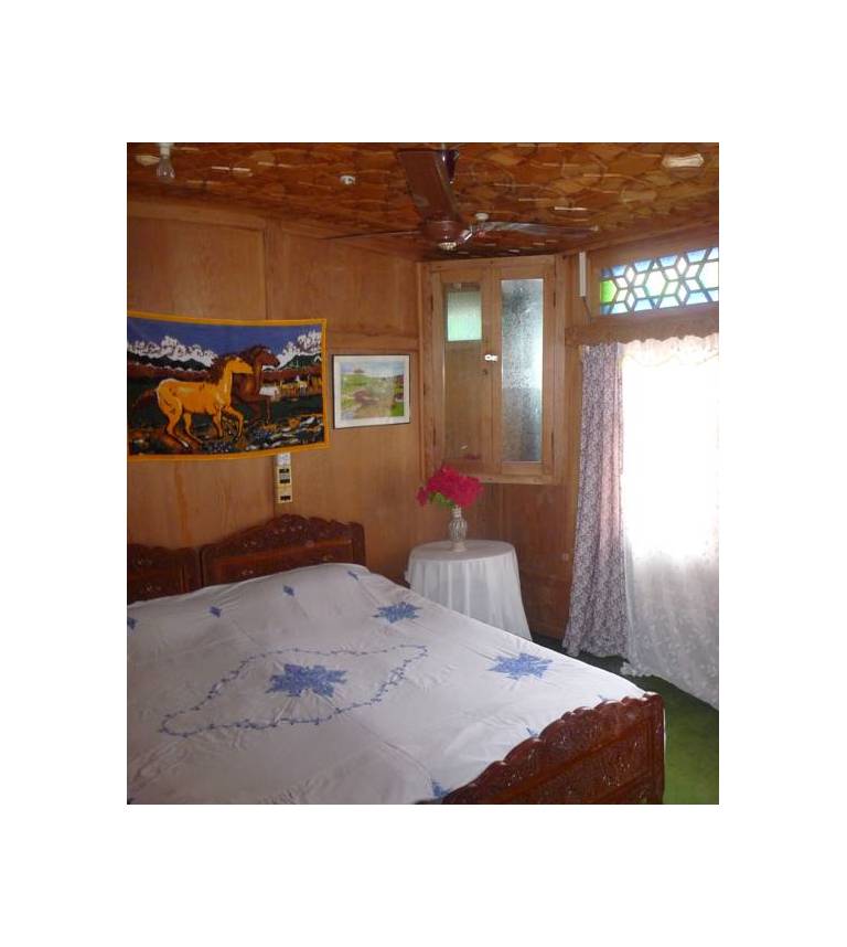 Group Of House Boat Golden Crest 