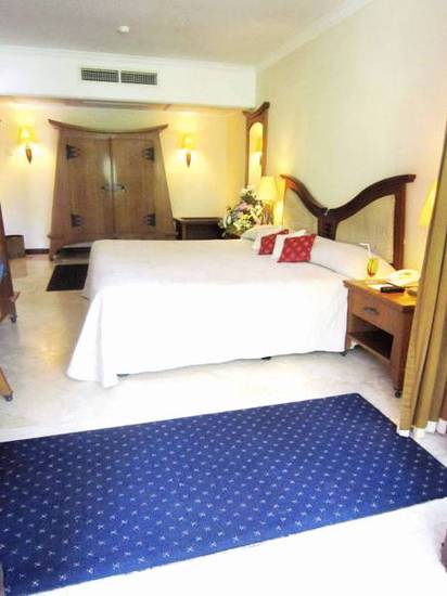 Hotel Equator Surabaya  4* Индонезия, Сурабая