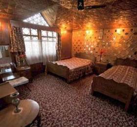 Zaffer Houseboats  в Сринагаре