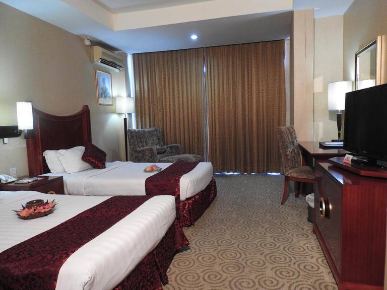 Crown Vista Hotel 
