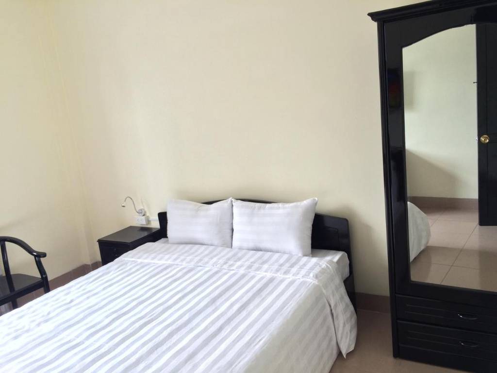 Jade Hotel  2*