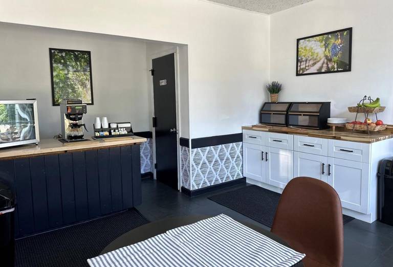 Budget Host East End Hotel in Riverhead 