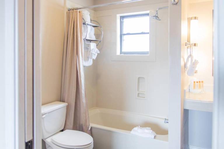 Vineyard Court Designer Suites Hotel 