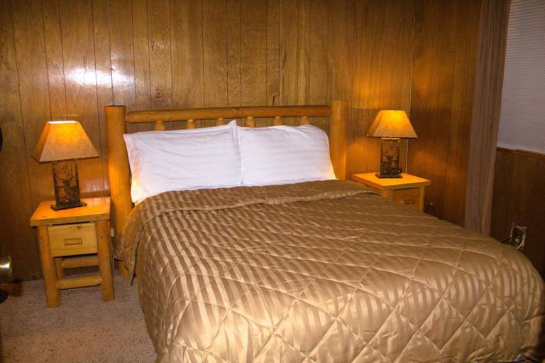 Goldmine Lodge & Black Bear Cottages 