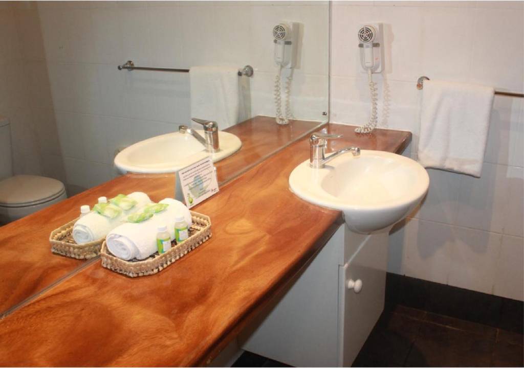 Smugglers Cove Beach Resort & Hotel  3*