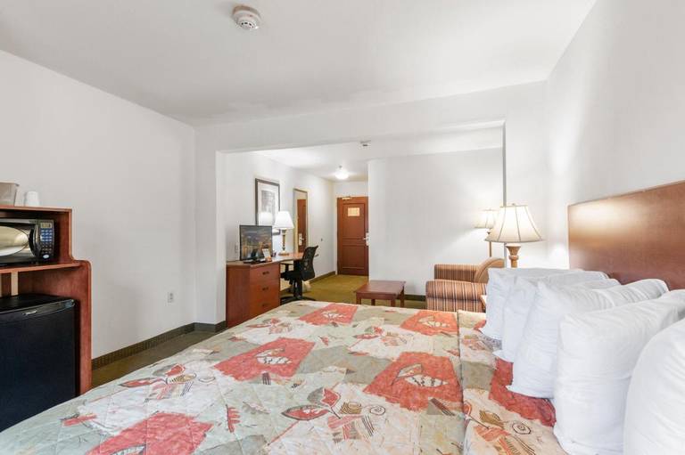 Jameson Inn & Suites Newport News 