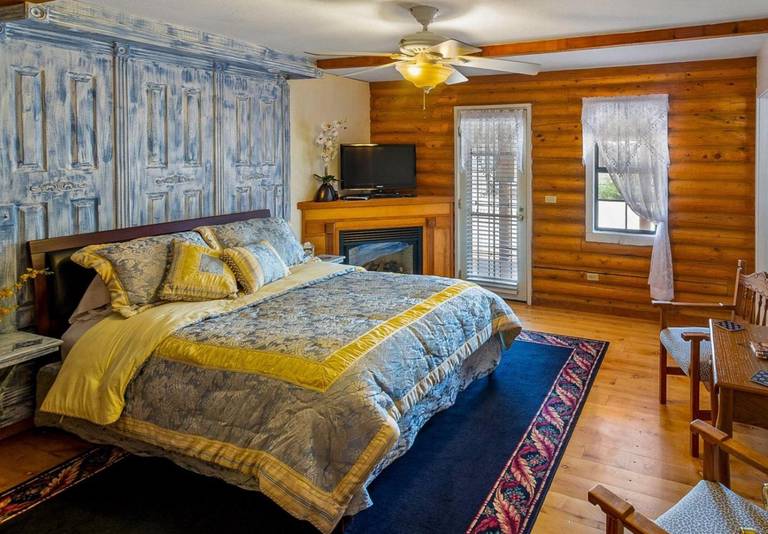The Grand Living Bed & Breakfast 