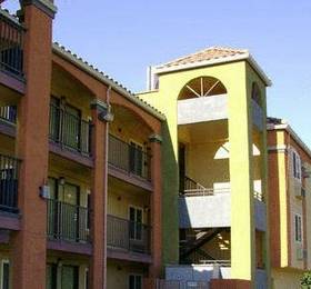 Scottish Inn and Suites Corona  в Короне
